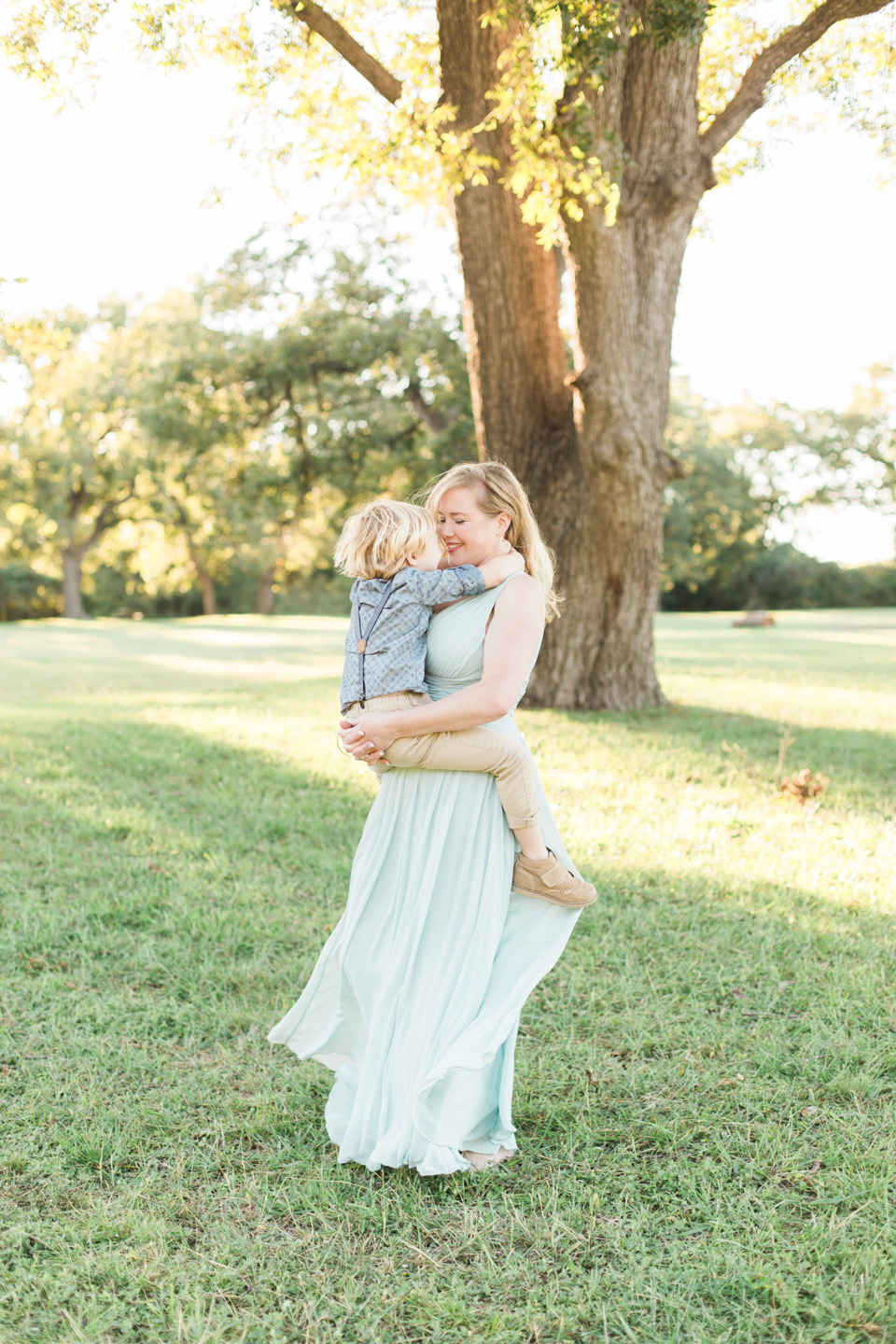 mother and child in grassy field austin texas photographer 