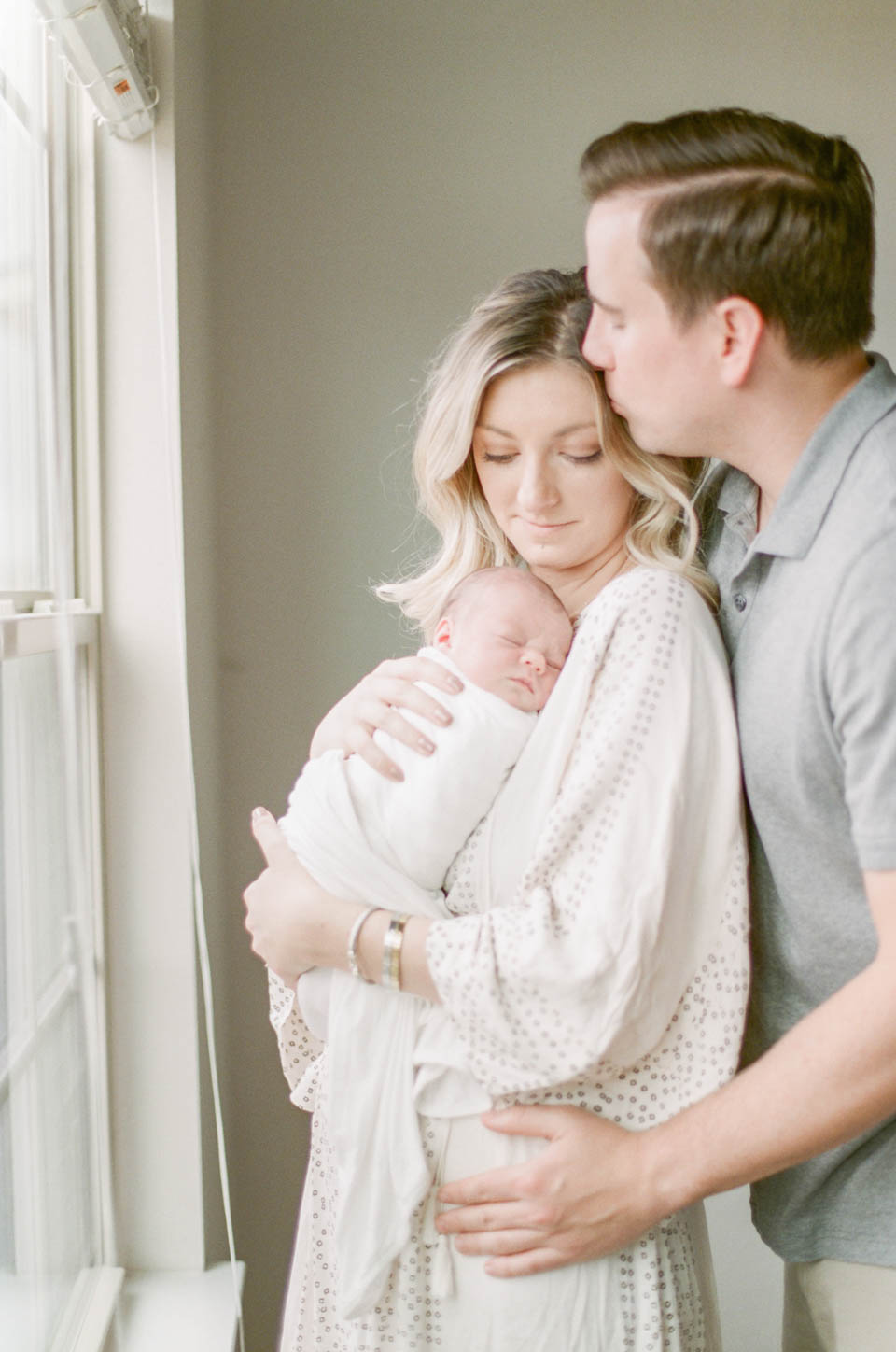 north-austin-texas-neborn-film-photographer-motherhood-at-home-session-natural-light-10