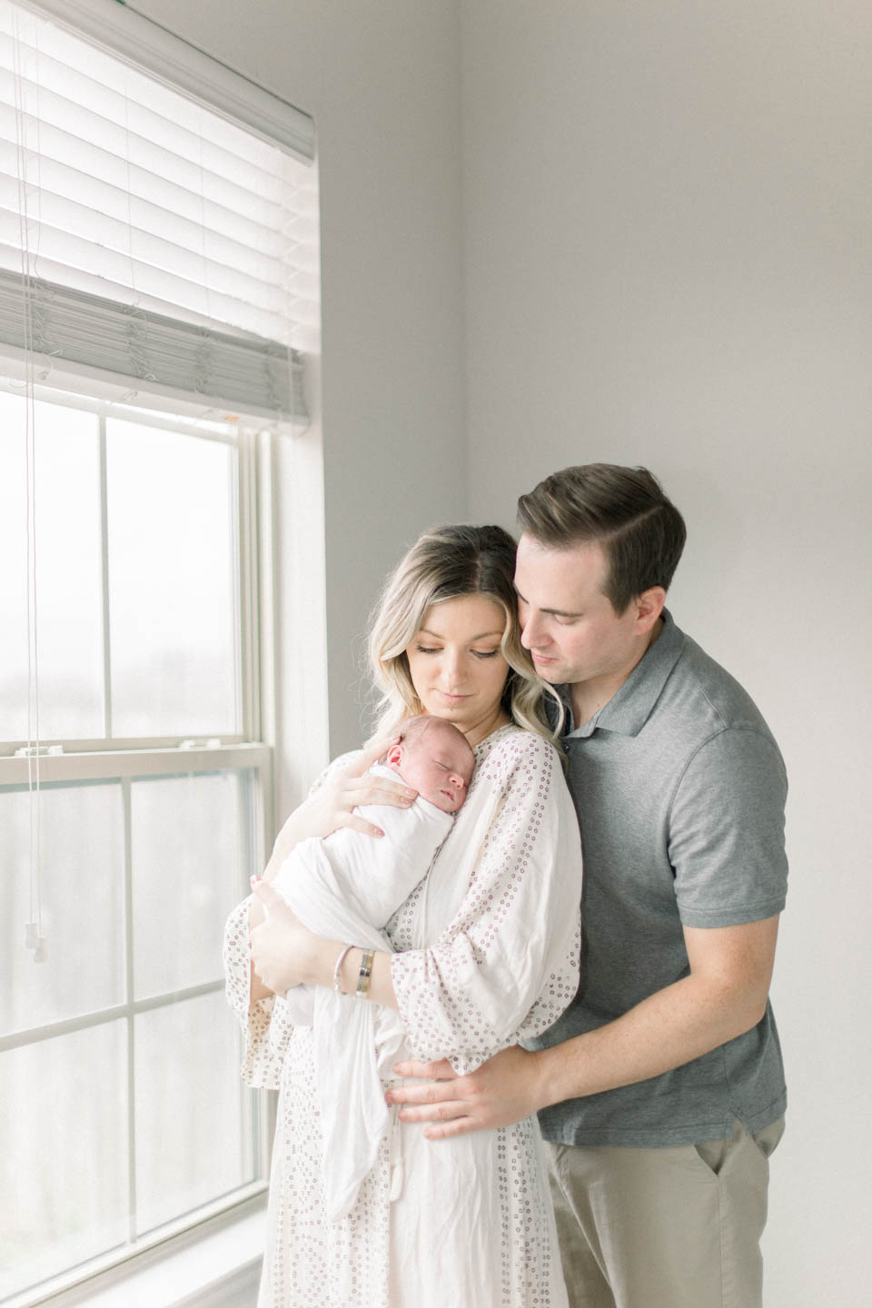 north-austin-texas-neborn-film-photographer-motherhood-at-home-session-natural-light-11-1