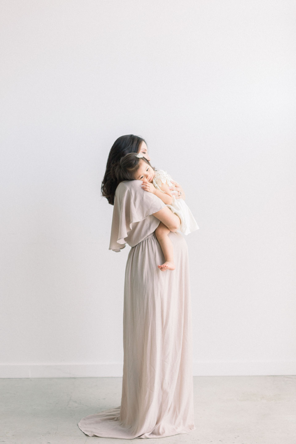 north-austin-motherhood-photographer-light-airy-studio-family-natural-light-2